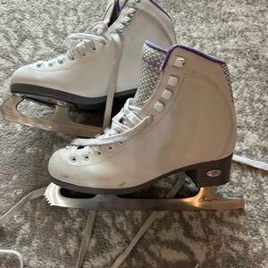 Riedell size 4 ice skates with accessories